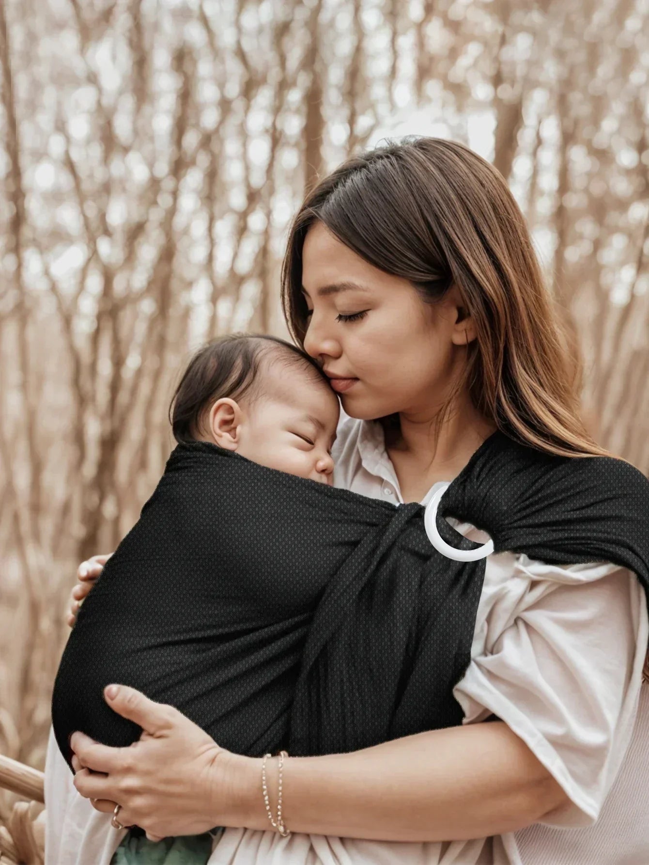 Porter bébé pour l'endormir : avantages et conseils pratiques